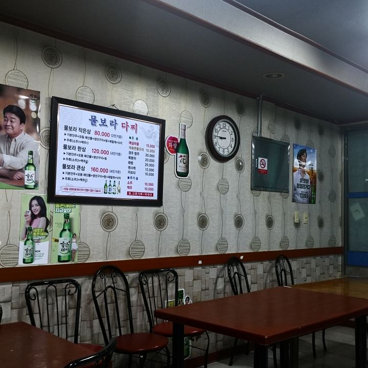 メニューと店内です