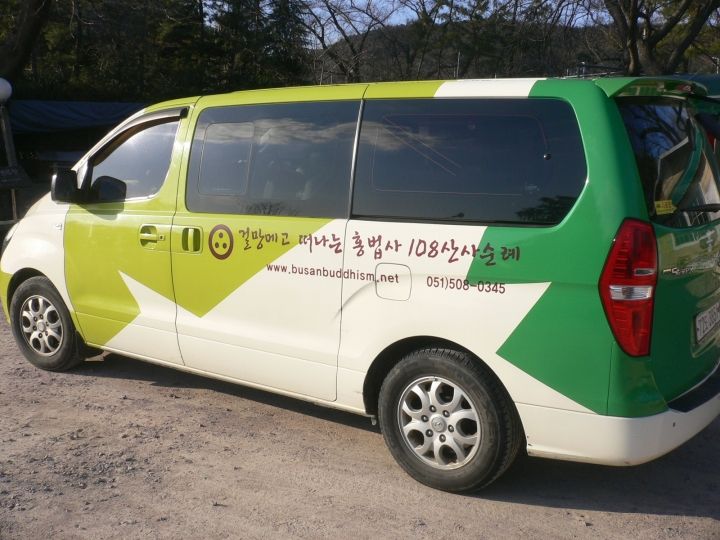 寺のシャトルバス。地下鉄ノポ駅と寺の間を運行しています。