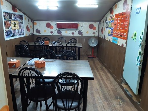 お店の奥には座れるスペースあり