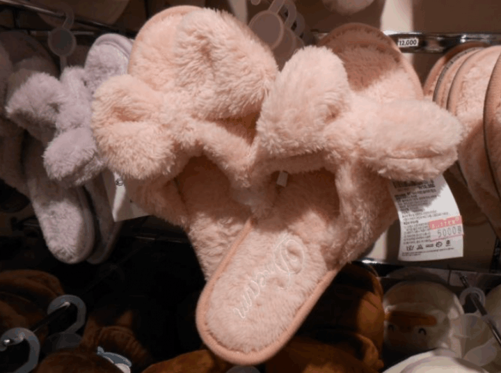 室内用もふもふスリッパ。