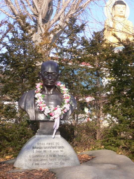 庭にガンジーの像があった。