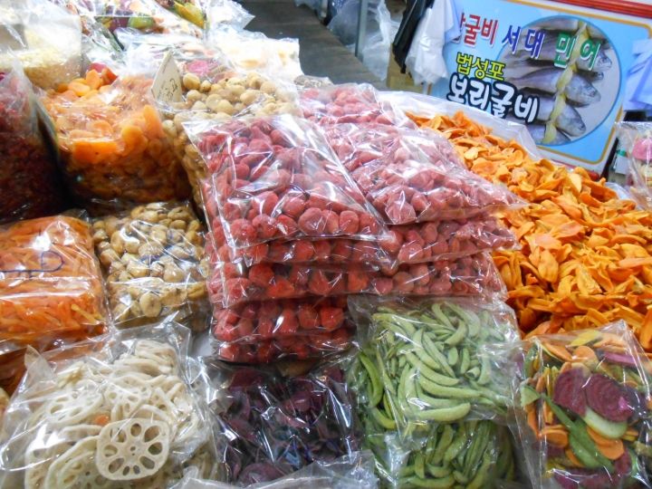 キウイ、マンゴー、イチゴ、そしてドライベジタブルの数々…