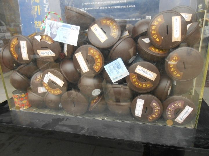 貯金箱と思われる甕のようなもの。お賽銭を日々貯めて奉納するのでしょうか?