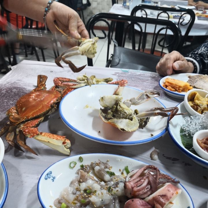 カニはアジュマが手伝ってくれます