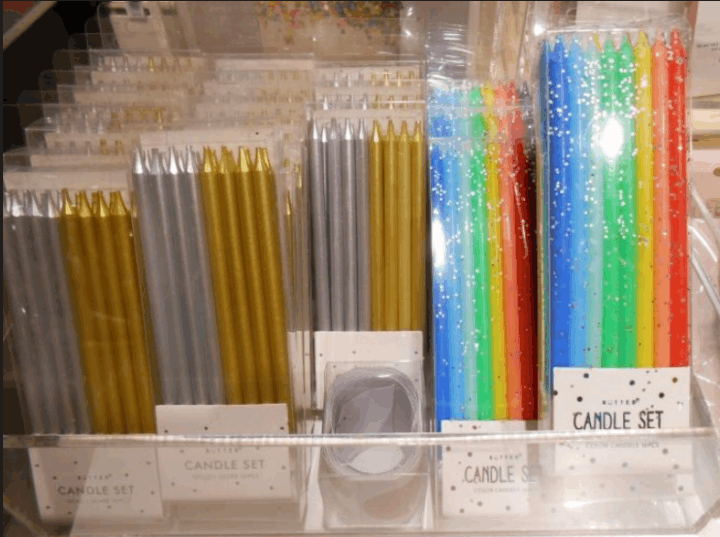 金や銀色、カラフルなキャンドル。