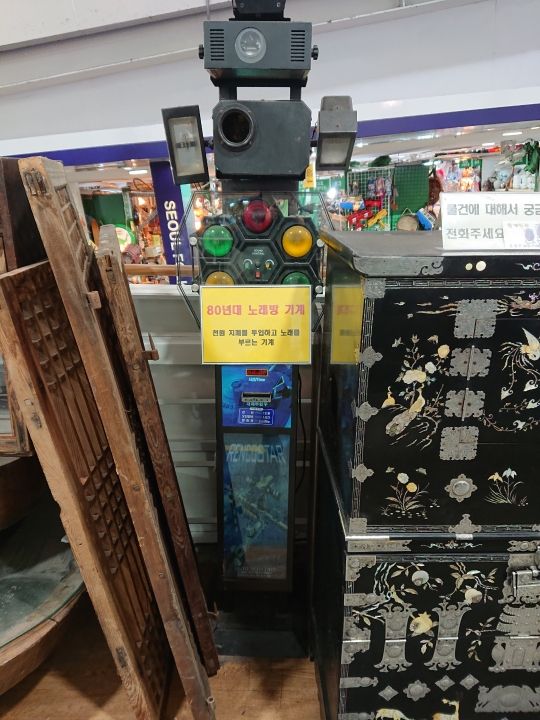 え、信号機ですか？いえ、カラオケです。。。