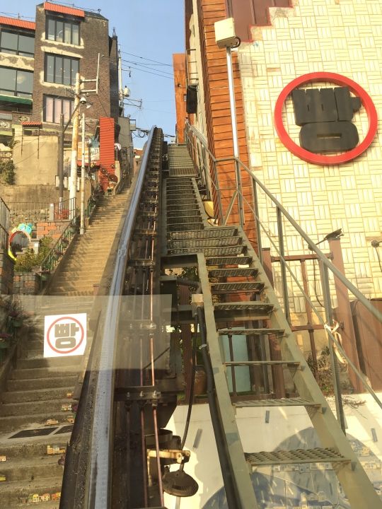 こんな急こう配を登ります