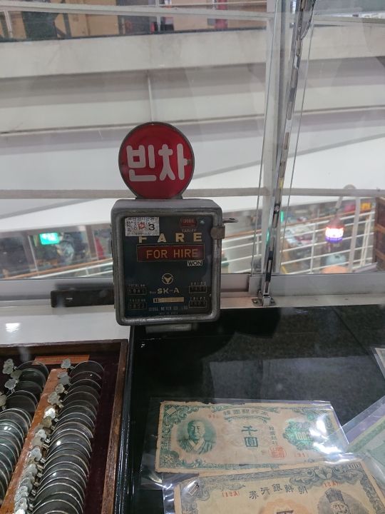 李承晩のお札が写ってる。。。