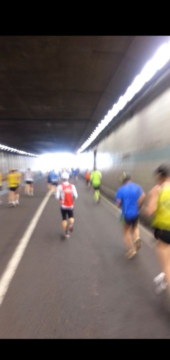 マラソンあるある、トンネル内は、みんな叫ぶ