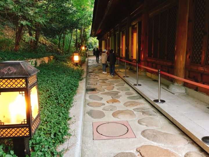 裏道を通りながら食堂などをのぞく