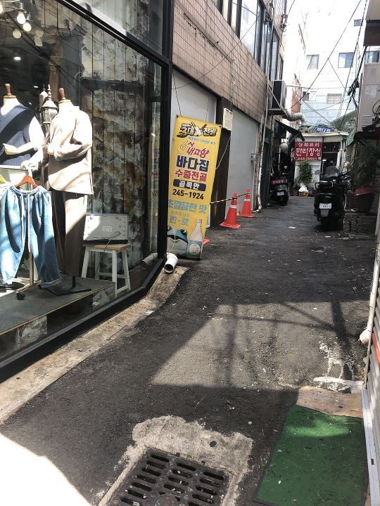 ここを入るの？っていう路地を入ります