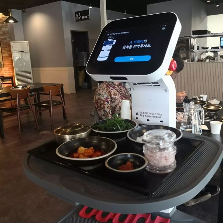 ロボットが料理を提供