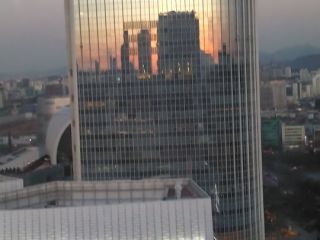 客室内からの眺め　ロッテタワーに映るホテルと夕焼け♡ステキ