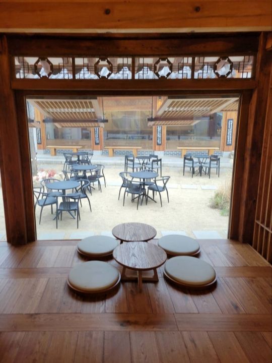 中庭を眺めながらお茶が出来ます。