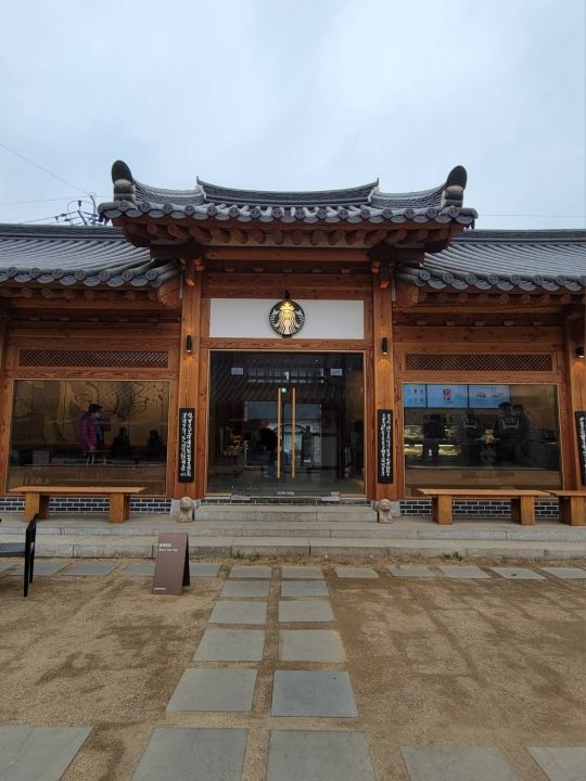 門の中側にはスタバのマークが