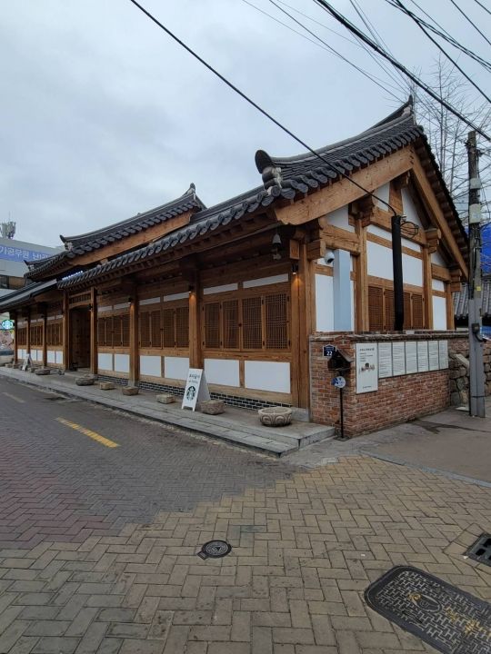 少し横から見た写真。ソウルの北村のようです。