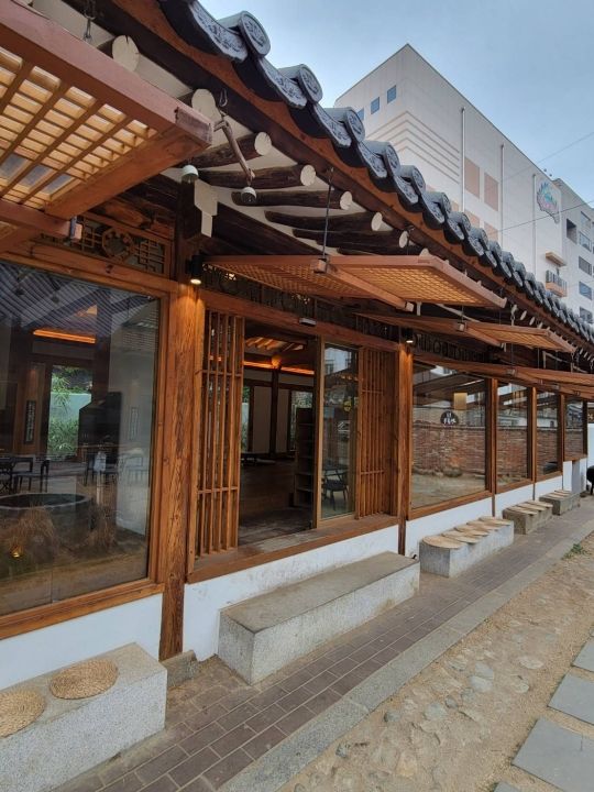 中庭を挟んで奥の方に古宅の名にふさわしい由緒ある佇まいのハノク