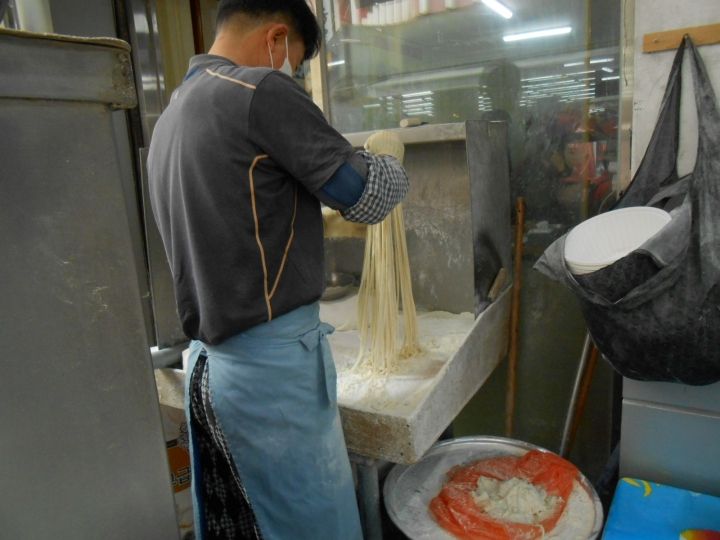 店先で、手打ち麺を作っていました。