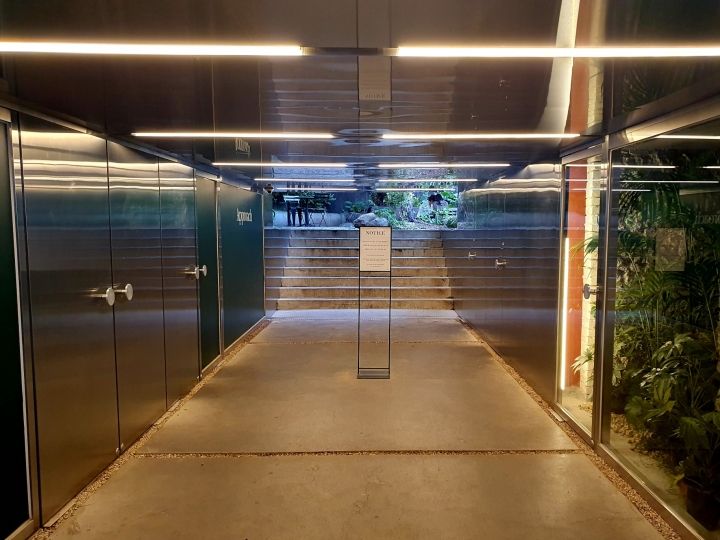 謎に広いエントランス