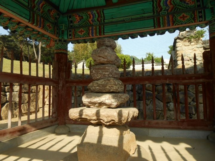 インドから船に積んできたとされる石塔。