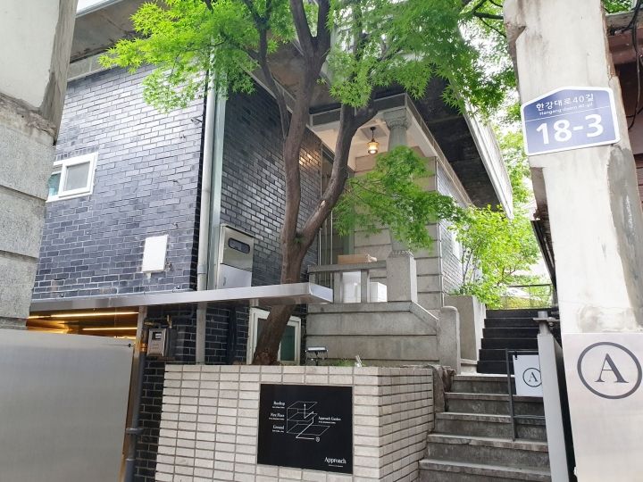 入って左に入口があります