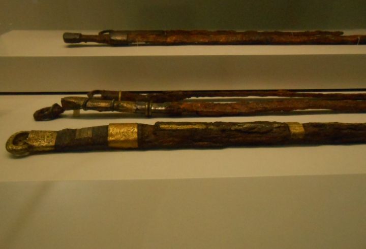 彫金技術が素晴らしく、伊勢神宮の神宮徴古館で見た御太刀と少し似た物を感じました。