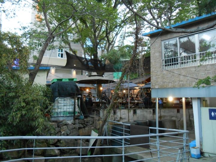 入口辺りから沢山の人が行きかい、混雑ぶりが伺えました。