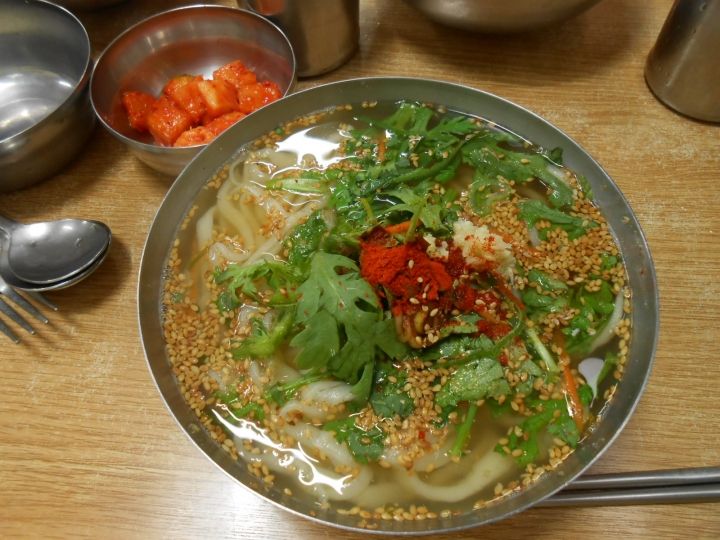 カルグクスは手打ち麺、出汁が美味しいです。