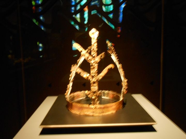 ひときわ美しい冠は、まるで樹木のようなデザインです。宝物1922　金銅冠(福泉洞古墳出土)。