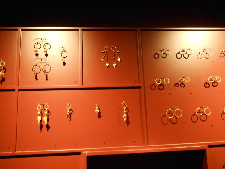 金属製の宝飾品です。やはりどれも洗練されたデザインです。