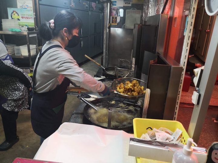 チキンの揚げるにおいがたまらん