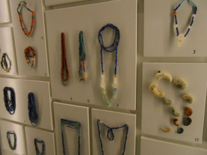 勾玉やビーズなどの宝飾品の色やデザインも、古代日本と何となくつながりを感じます。