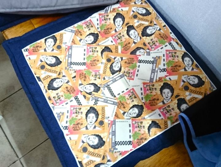 お札柄の座布団がカワイイ♪