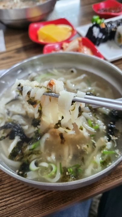 カルグクス：칼국수