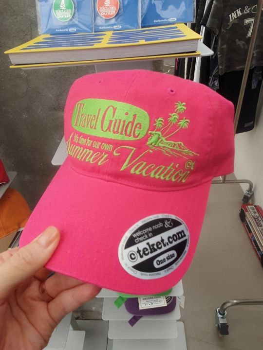 色とりどりのキャップ