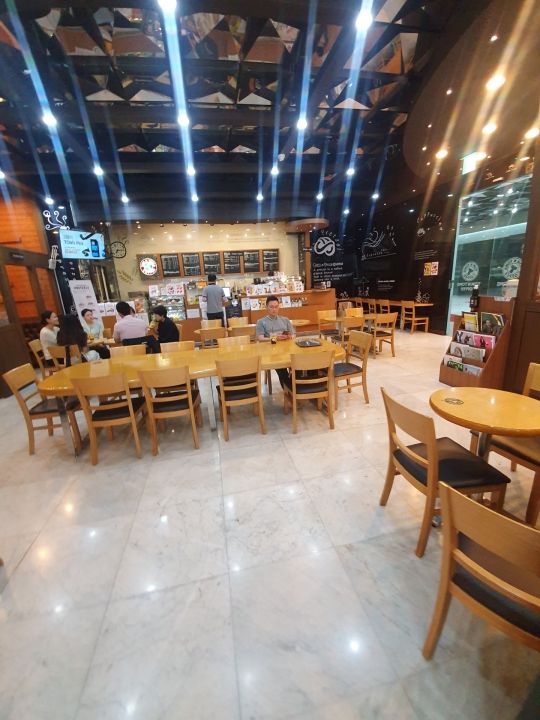 広々とした開放感のある店内