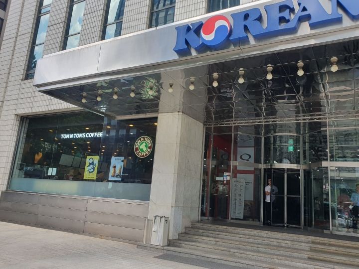 大韓航空のロゴが見えたらその1階にあります