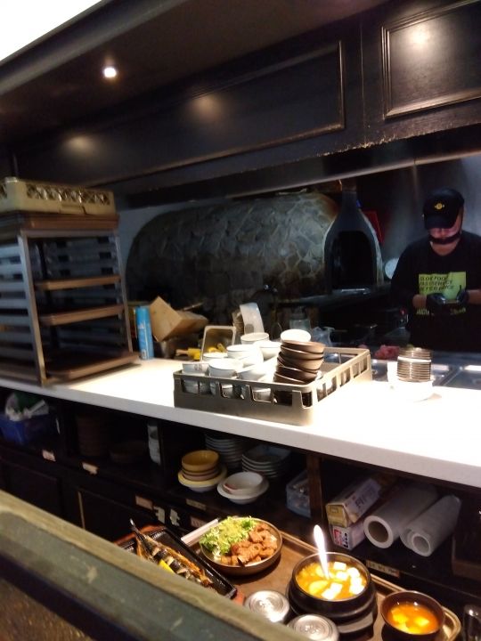 ビザを焼くような窯で魚を焼きます