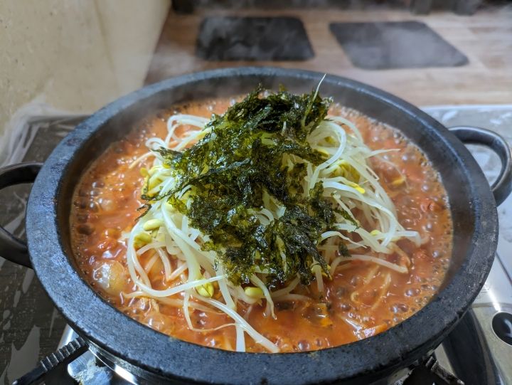 ホルモン鍋２人前です