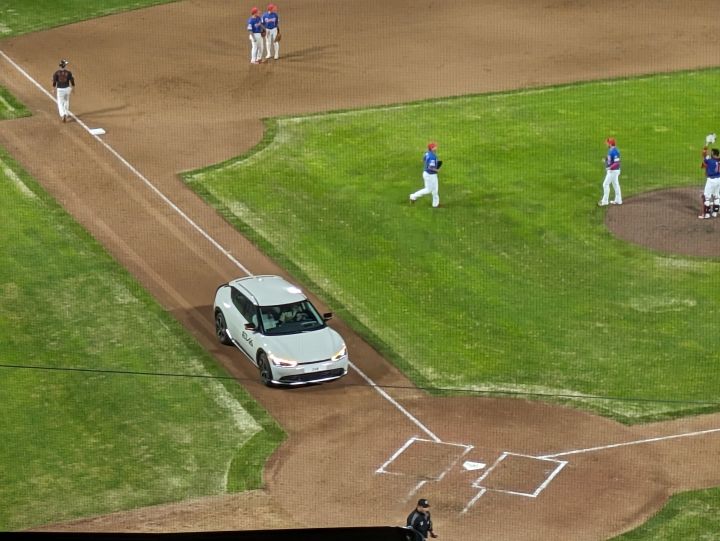 投手交代で自動車が