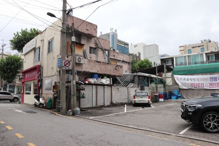 駐車場と勝手口