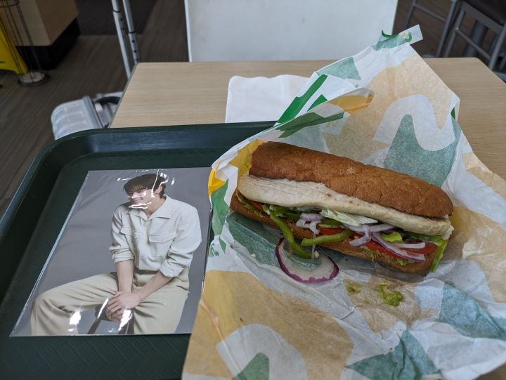 男前のポストカードを見ながら