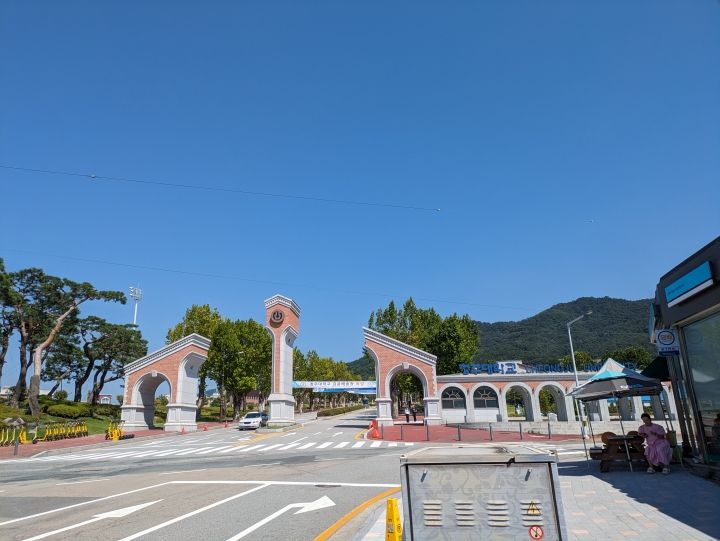 目の前は清州大学