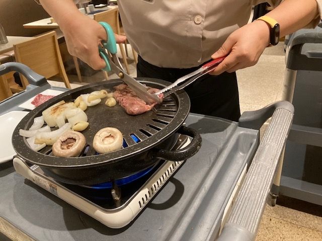 ワゴンを客席まで持ってきて肉を1枚ずつ焼いてくれる。肉は粗塩でいただく