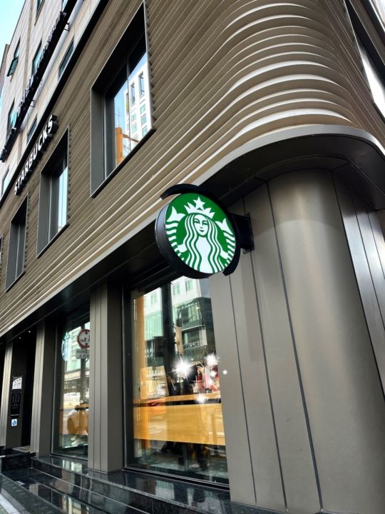 STARBUCKS COFFEE 明洞南山店｜明洞(ソウル)のグルメ・レストラン｜韓国旅行「コネスト」 STARBUCKS COFFEE 明洞南山店｜明洞(ソウル)... 