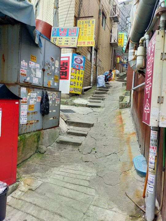 上に続く階段の路地があります