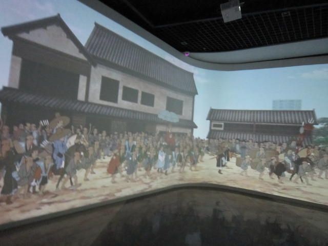 展示品、壁三面を使用した行進中の動画