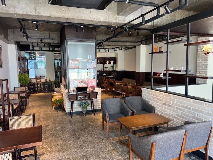 １階で清算したパンを２階でいただけます。