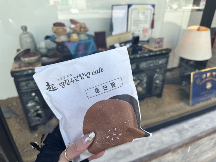 粒あんベースに砕いた胡桃が少し入っています。