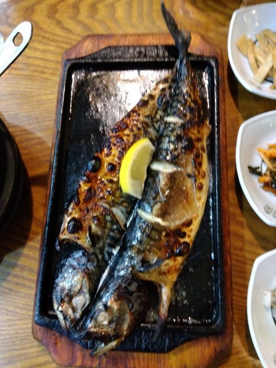 熱々の鉄板で提供 さばは熱々じゅうじゅう